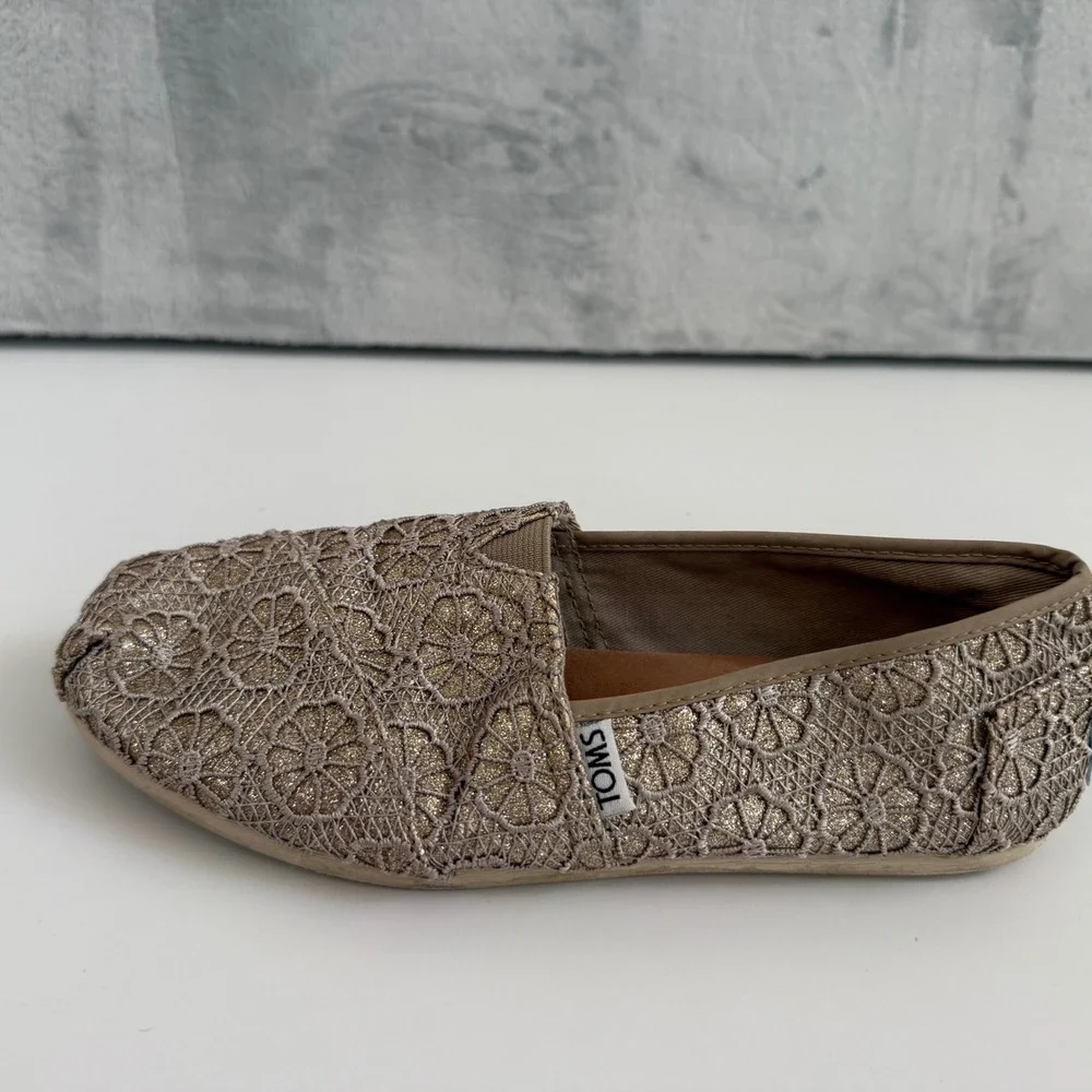 TOMS Womens Gold Metallic Crochet Lace Alpargata Slip On Flat‎ Shoes Size 6.5